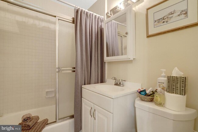 Building Photo - 1021 Arlington Blvd