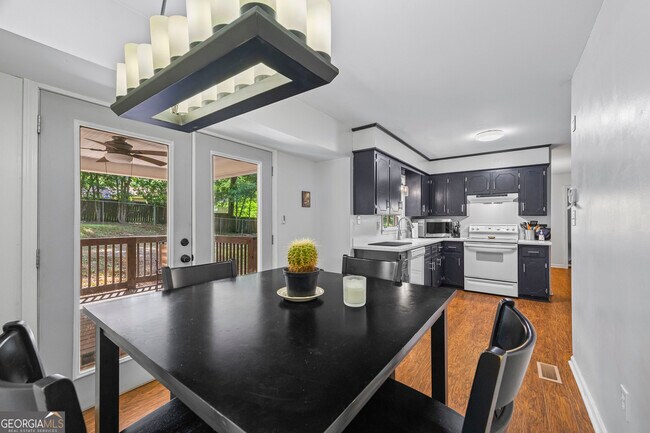 Building Photo - 527 University Cir