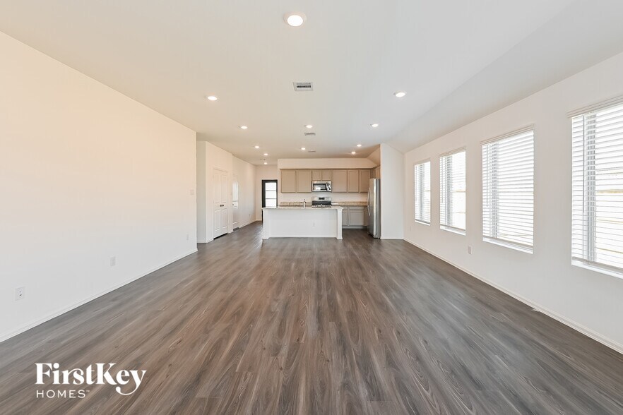 Building Photo - 7514 Oakmont Ave