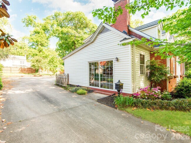 Building Photo - 1209 Oakwood Ave