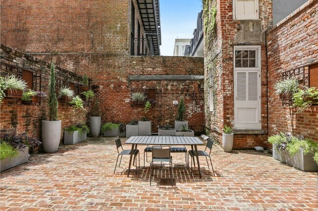 Building Photo - 822 Perdido St