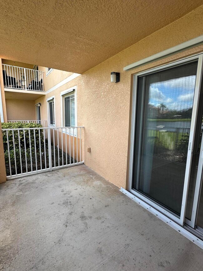 Building Photo - 261 SW Palm Dr