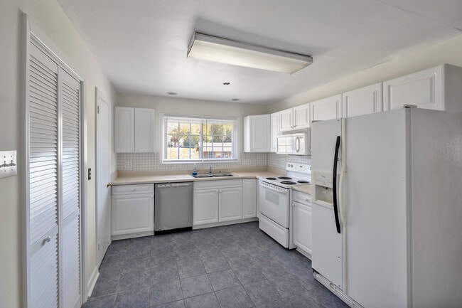 Building Photo - 2320 Dorety Pl