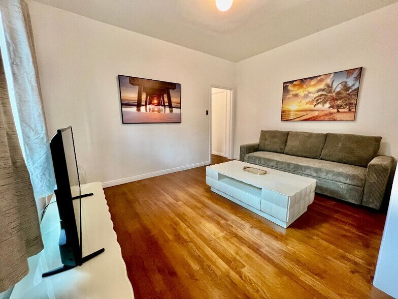 Primary Photo - 1144 N Hudson Ave