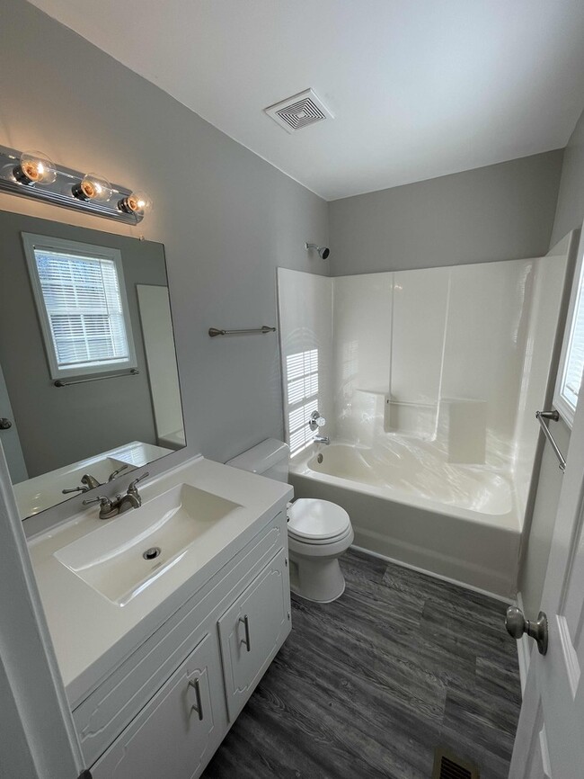 Building Photo - 320 Donna Dr