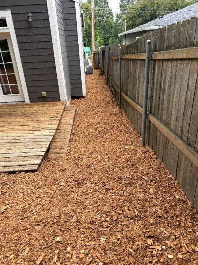 Building Photo - Great, Spacious & Inviting Home in the Heart of Milwaukie! Move-in Special DISCOUNT of $200!!!