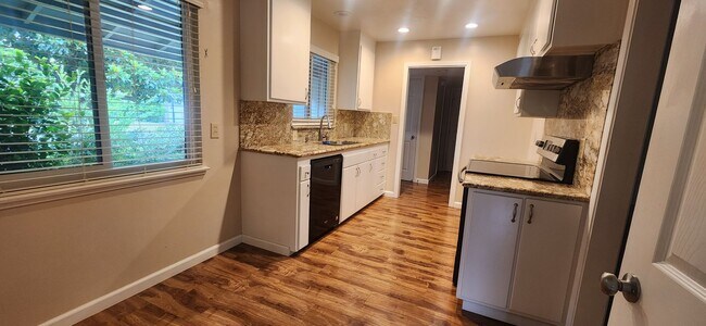 Building Photo - Beautifully Updated 3 Bedroom 2 Bathroom Home in the Highly Desirable S. Land park Neighborhood