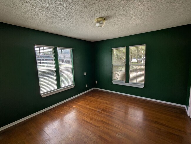 Building Photo - Central Lubbock Home