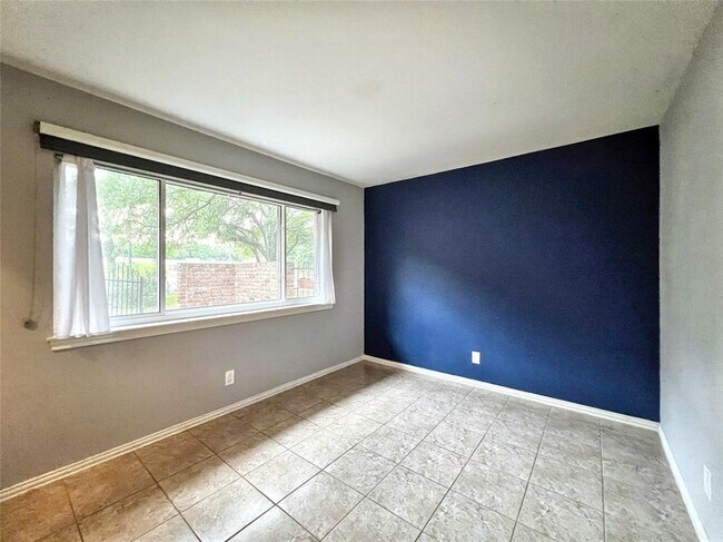 Building Photo - 8305 Greenslope Dr