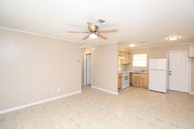 Building Photo - Updated 2-Bedroom Unit in Milton – Conveni...