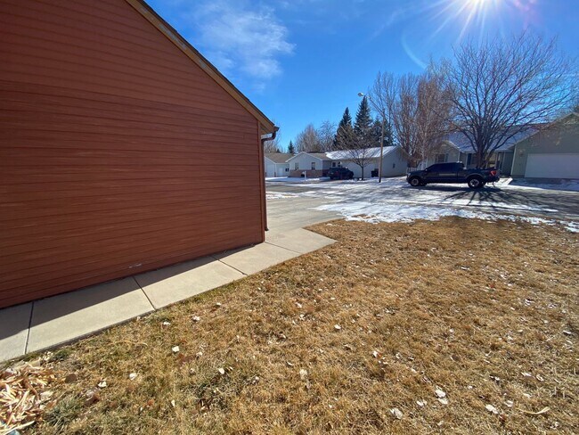Building Photo - 3 Bedroom, 1.5 Bath Townhome W/ Attached S...