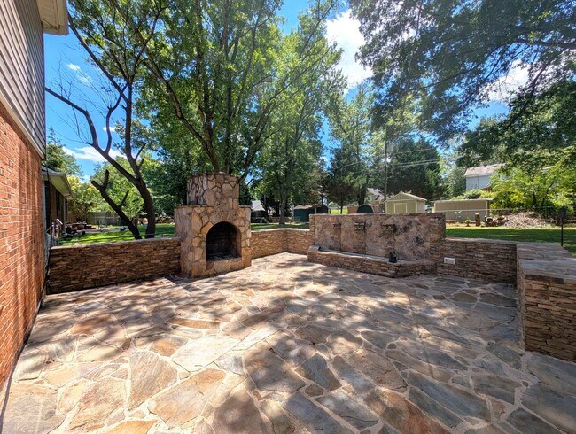 Building Photo - Charming split level home located in the Spring Valley Community in the South Park area of Charlo...