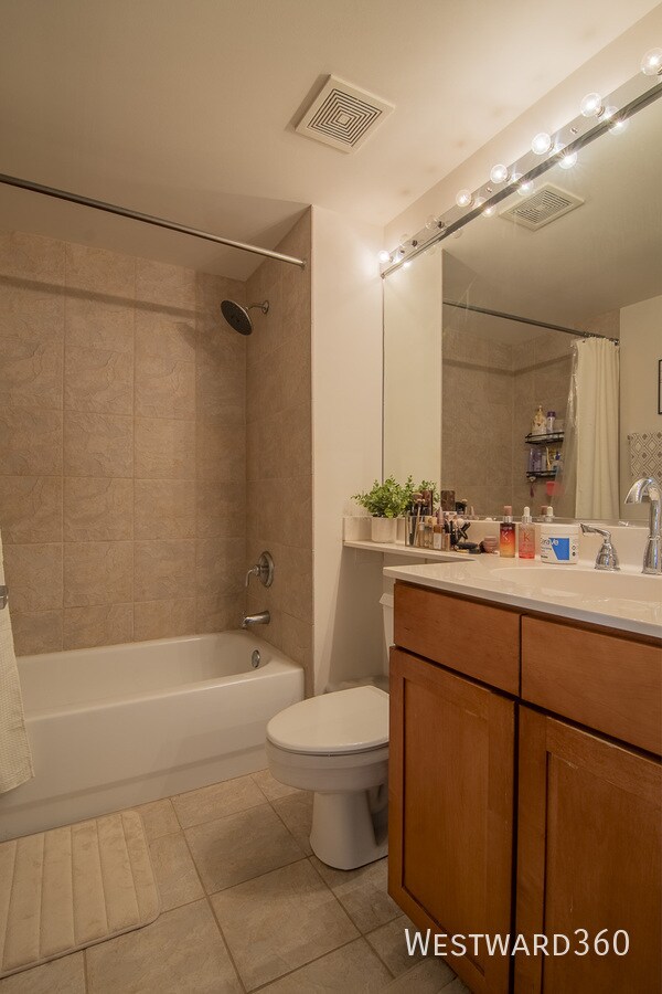 Building Photo - 758 N Larrabee St