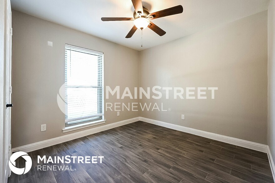 Building Photo - 524 E Lark Ct