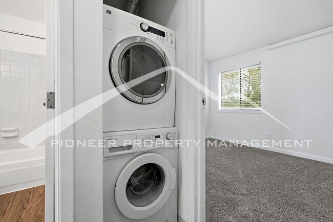 Building Photo - Spacious Condo with Washer/Dryer and Central AC