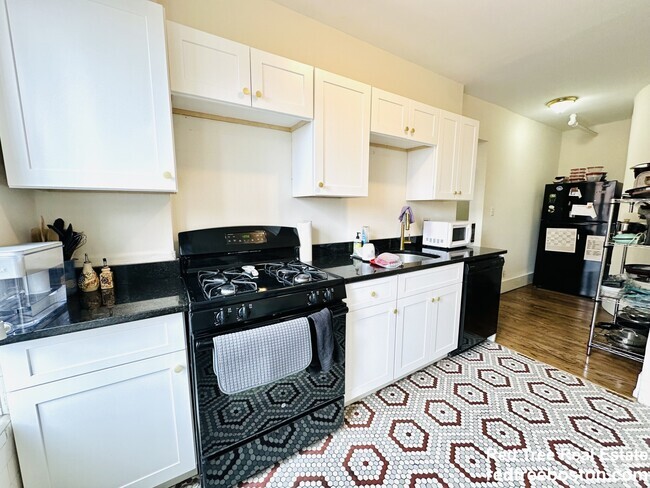 Building Photo - 466 Park Dr