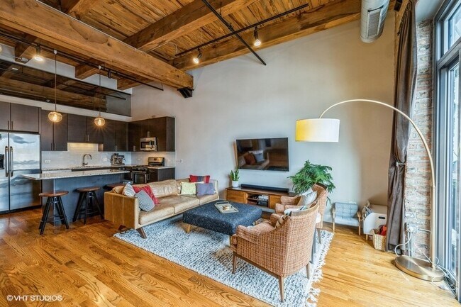 Building Photo - 770 W Gladys Ave