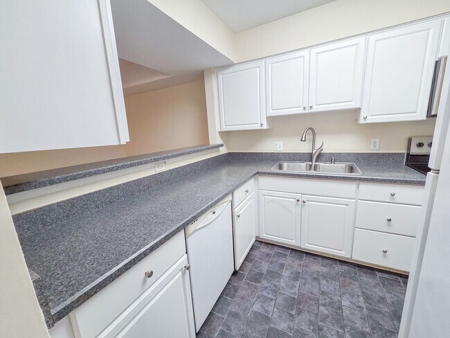 Building Photo - Stunning 2br/2bth condo in North Bethesda,...