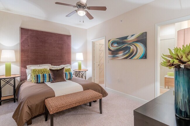 Building Photo - Galleria Luxury for Less!