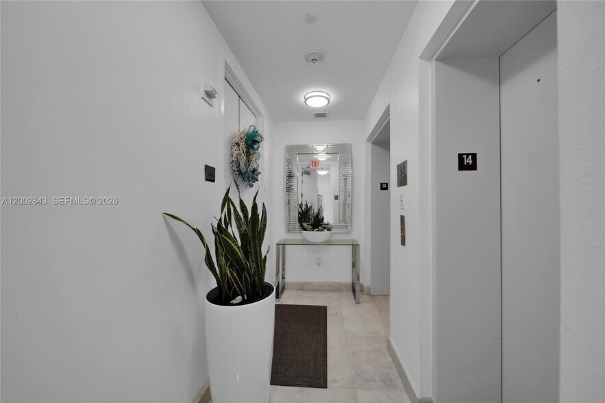 Building Photo - 16001 Collins Ave