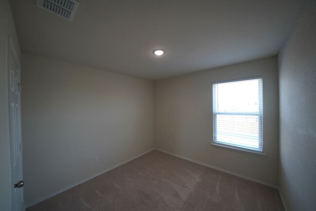 Building Photo - Beautiful home now available. Realtor Comm...