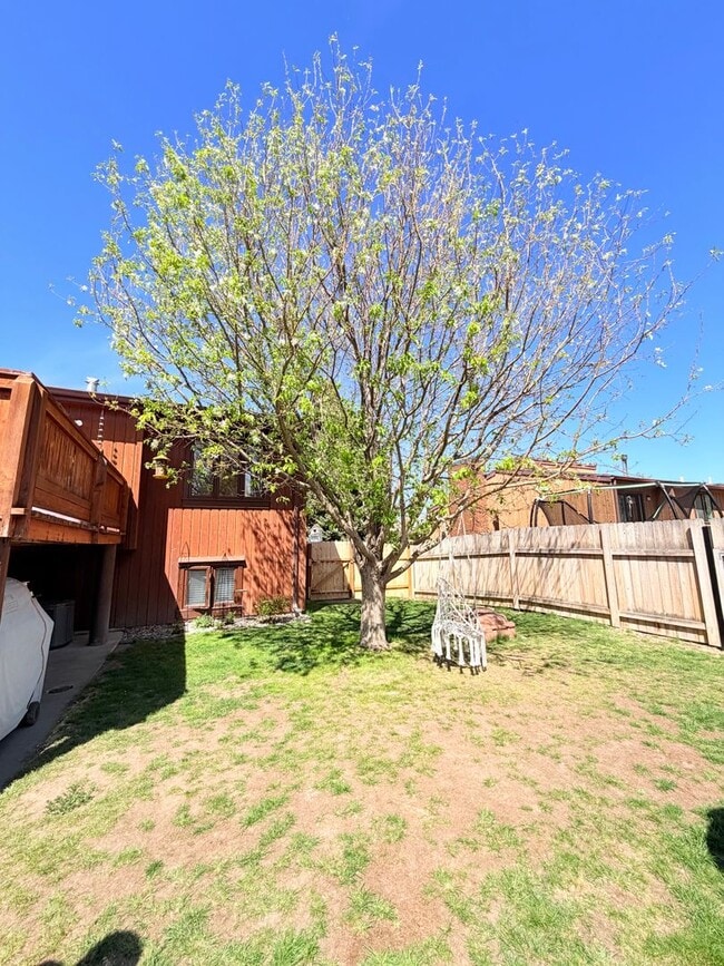 Building Photo - Beautiful Spacious Fox Farm Home