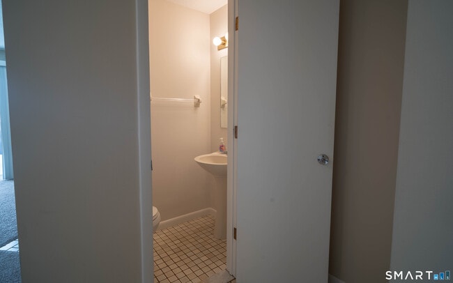 Building Photo - 147 Skyview Dr