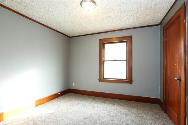 Building Photo - 506 Melville St