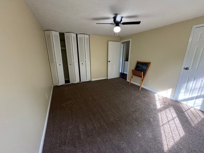 Building Photo - 3 bedrooms plus Den