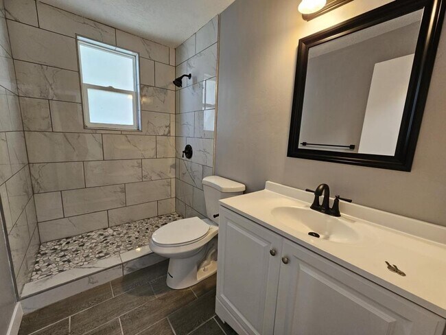 Building Photo - 190 W 2050 N