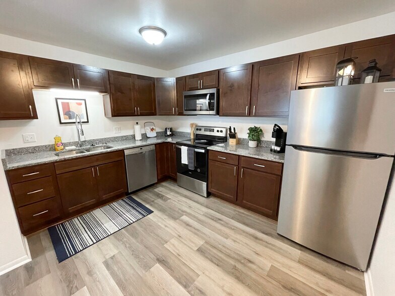 Primary Photo - University Flats Furnished Housing