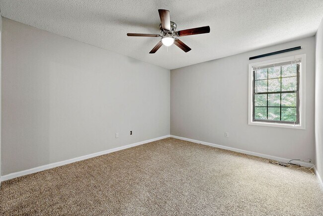 Building Photo - Renovated Modern 2BR Townhome in Prime Kennesaw Location