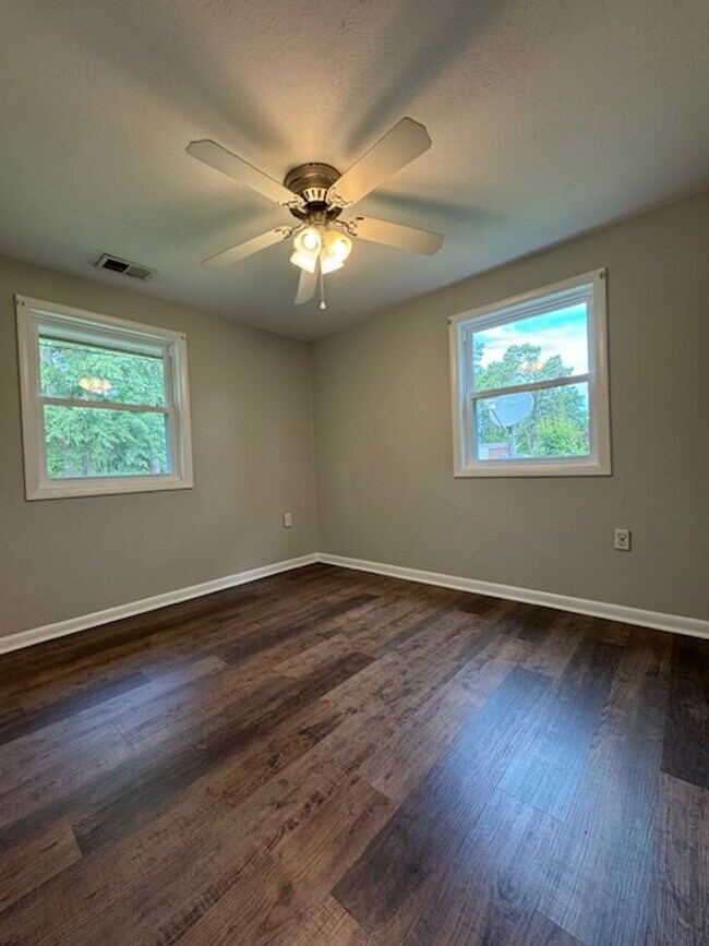Building Photo - 7001 Comet Dr