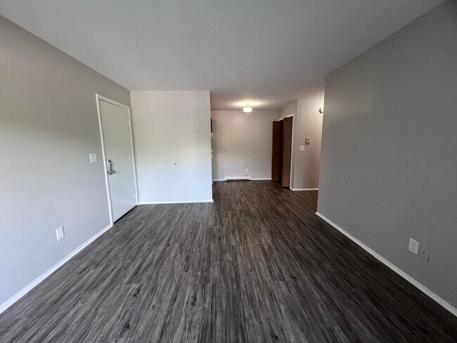 Building Photo - Spacious One Bedroom Apartment - Main Floor!