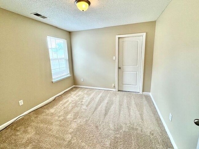 Building Photo - Move-In Special! Priced to move! 3-bedroom...