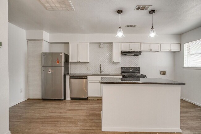 Building Photo - Charming 2 bedroom, 1 bath Fairmount Duplex
