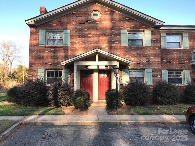 Primary Photo - 1207 Green Oaks Ln