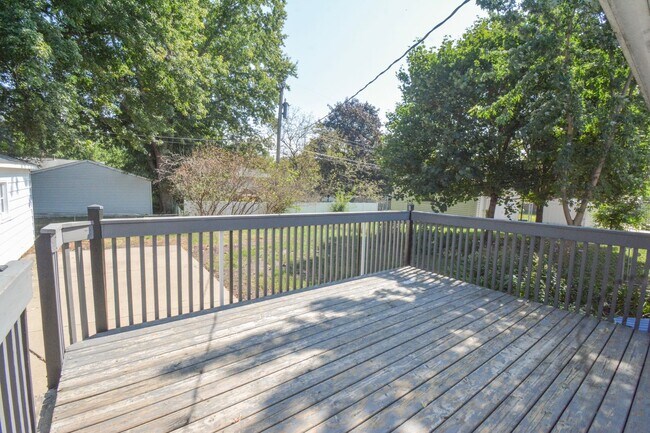 Building Photo - 3 Bedroom 1.5 Bath Available For Rent In Country Club Manor