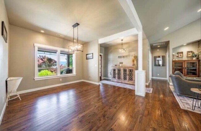 Building Photo - Luxury home on generous lot in the prestigious hills of East Medford!