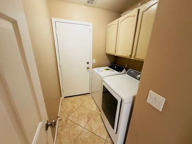 Building Photo - Great Location! Lovely  3Bedroom Plus/ 2Bathroom Chandler Home!