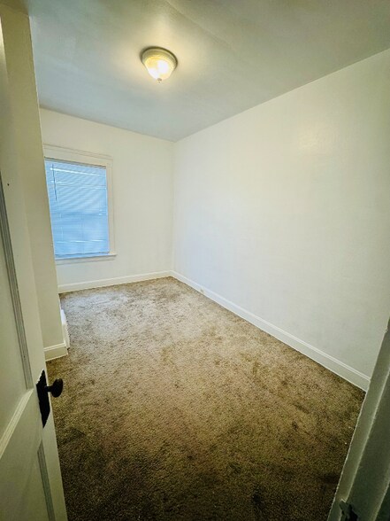 Building Photo - 2027 Chesterland Ave