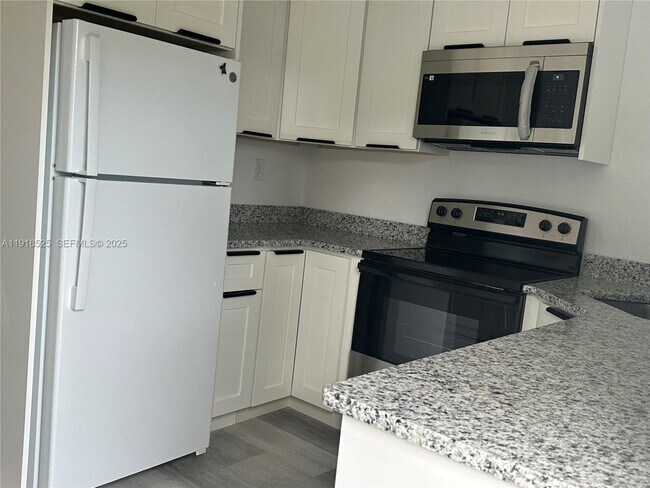 Building Photo - 1308 NW 13th Ct