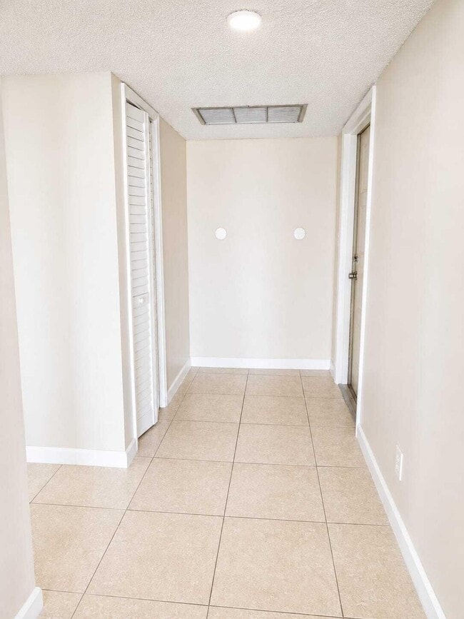 Building Photo - 2681 S Course Dr
