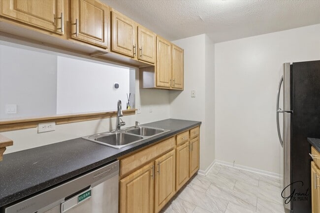 Building Photo - 2 bedroom ranch style condo $1650