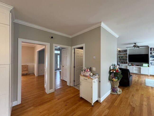 Building Photo - Waltham 3 bed 2.5 Bath