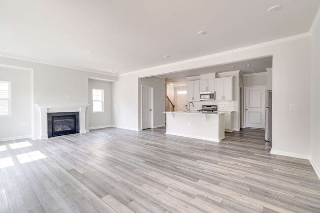 Building Photo - End-unit 3 bedroom townhome with Screened Porch!