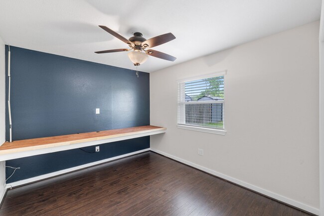 Building Photo - 1222 Haines Dr