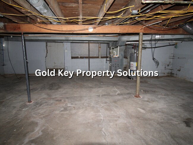 Building Photo - Roomy 3 BR 1 BA House with 2 Covered Porches and Garage (SECTION 8 APPROVED)