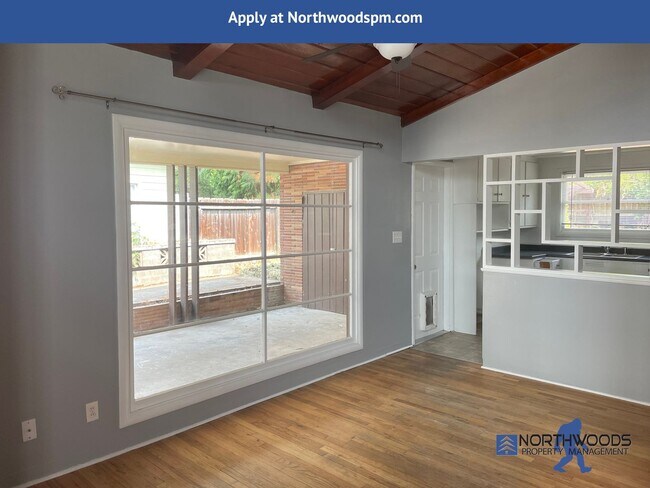Building Photo - 3 Bedroom Charming House, located on quiet street off cul-de-sac.