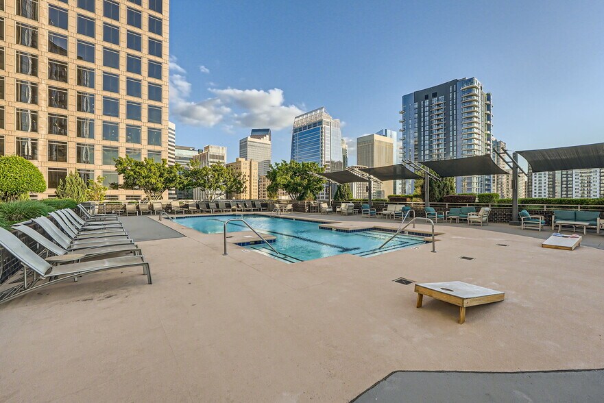 Building Photo - 333 W Trade St